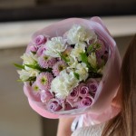 Букет №100 из лиловых кустовых роз и хризантемы — общий вид