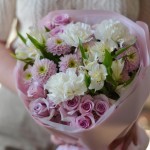 Крупный план лиловых кустовых роз в букете №100