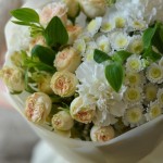 Крупный план сливочной пионовидной розы в букете №102