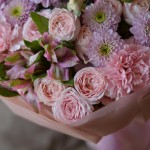 Крупный план розовой пионовидной розы в букете №103