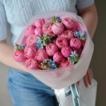 Букет №104 из розовых пионовидных роз с голубыми незабудками — общий вид