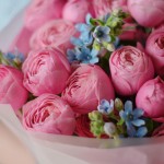 Крупный план насыщенно-розовой пионовидной розы в букете №104