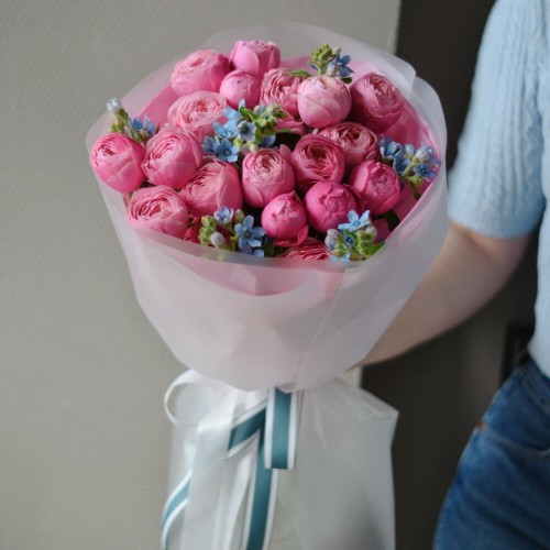 Букет №104 пионовидные розы с незабудками