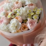 Крупный план пионовидной розы в букете №105