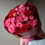 Букет №107 из красных и розовых пионовидных роз - общий вид