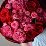 Крупный план красной розы в букете №107