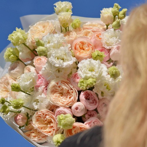 Букет №109 пионовидные розы и эустома