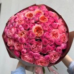 букет 110 51 роза микс ярко-розовые кустовые и розово-коралловые одноголовые