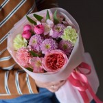 букет с розовыми розами хризантемой и диантусами вид сбоку