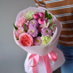 махровый бутон розово-коралловой пионовидной розы