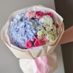 голубая гортензия с малиновой розой и розовыми диантусами
