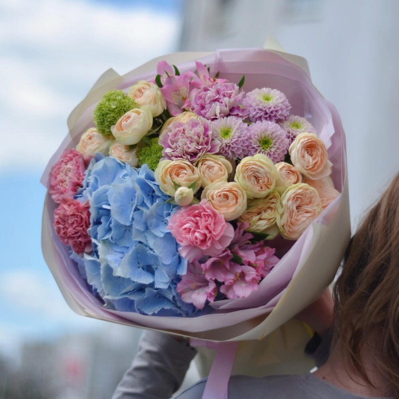 Bouquet No. 130: Hydrangea and Roses