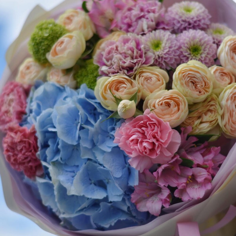 Bouquet No. 130: Hydrangea and Roses