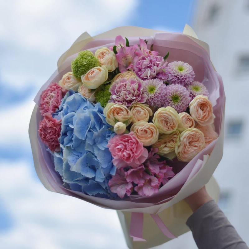 Bouquet No. 130: Hydrangea and Roses