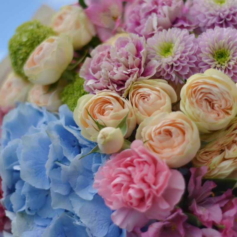 Bouquet No. 130: Hydrangea and Roses