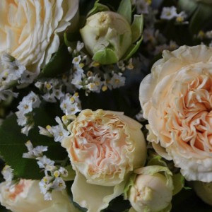 Композиция из пионовидной розы