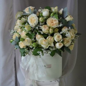 Композиция из пионовидной розы