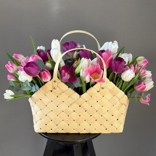 51 тюльпан в корзине