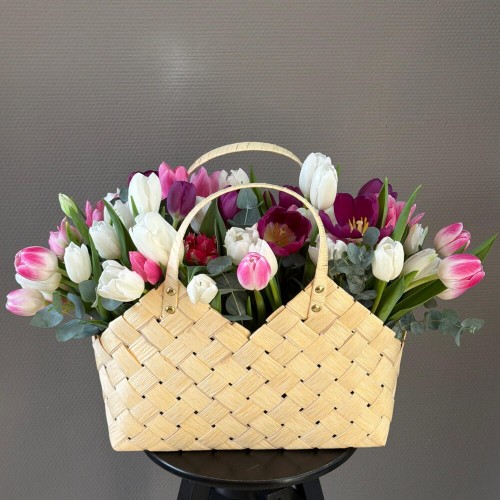 51 тюльпан в корзине