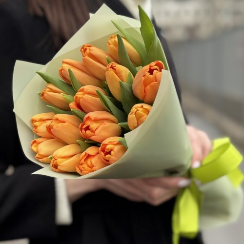 15 оранжевых тюльпанов