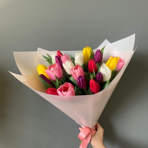 15 разноцветных тюльпанов