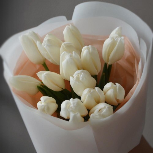 Букет из 15 тюльпанов белых