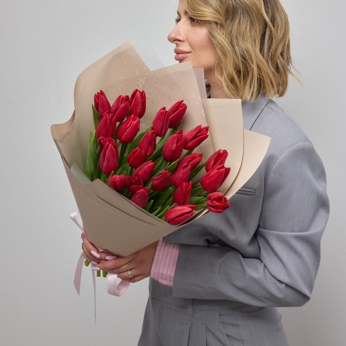 25 красных тюльпанов