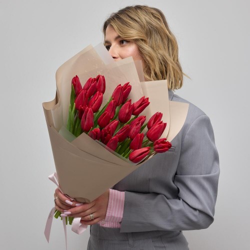 25 красных тюльпанов