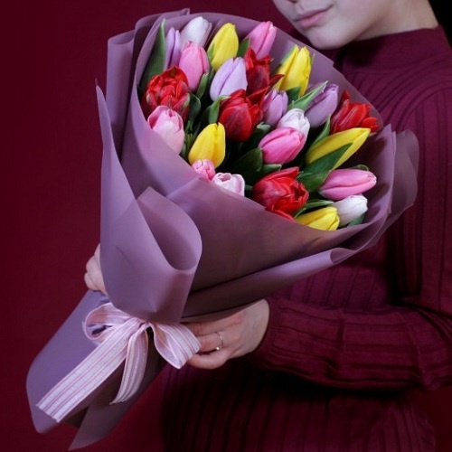 25 разноцветных тюльпанов