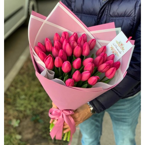 35 малиновых тюльпанов