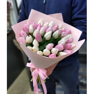35 белых и розовых тюльпанов
