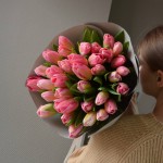 Розовый букет из 35 тюльпанов