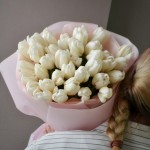 Белый букет из 35 тюльпанов