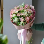 25 альстромерий в руке размер букета