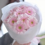 Монобукет розовых гербер вид сбоку