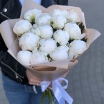 15 белых пионов