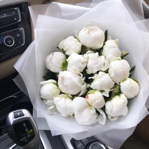 15 White peonies