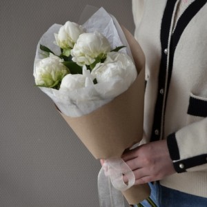 Букет из 5 пионов белых
