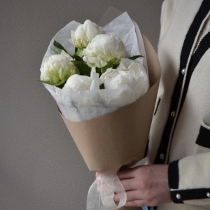Букет из 5 пионов белых