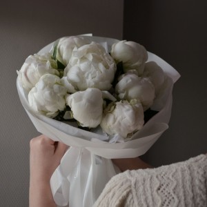 Букет из 9 пионов белых