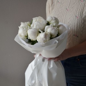 Букет из 9 пионов белых