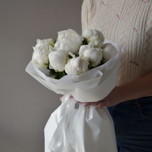 Букет из 9 пионов белых