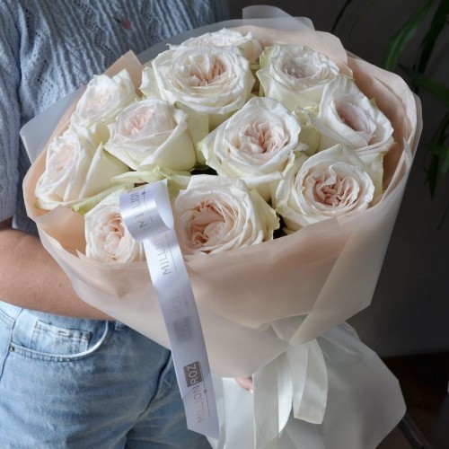 Букет из 11 роз White Ohara