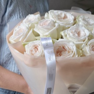 Букет из 11 роз White Ohara
