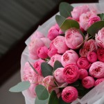 букет Розалия розовые пионовидные розы и эвкалипт общий вид