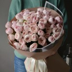 Детали букета: 15 пионовидных роз Mansfield Park с атласной лентой – свежие цветы в Минске