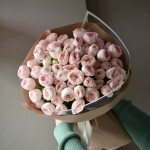 Пышный букет из 15 пионовидных роз Mansfield Park в элегантной упаковке – бесплатная доставка