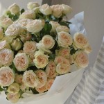 Пышный летний букет из 21 розы Summer Rose в крафтовой упаковке – доставка день в день