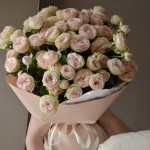 Luxury packaging for 15 Sweet Giselle roses – courier delivery in Minsk