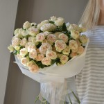 Упаковка и доставка букета из 21 кустовой розы – свежие цветы в Минске